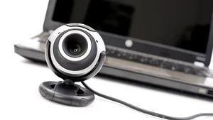 Percheziţii ale DIICOT, după ce o tânără a oferit pe un site de videochat un spectacol pornografic cu fiica ei de 9 luni. Ce s-a întâmplat cu cei doi copii ai femeii 