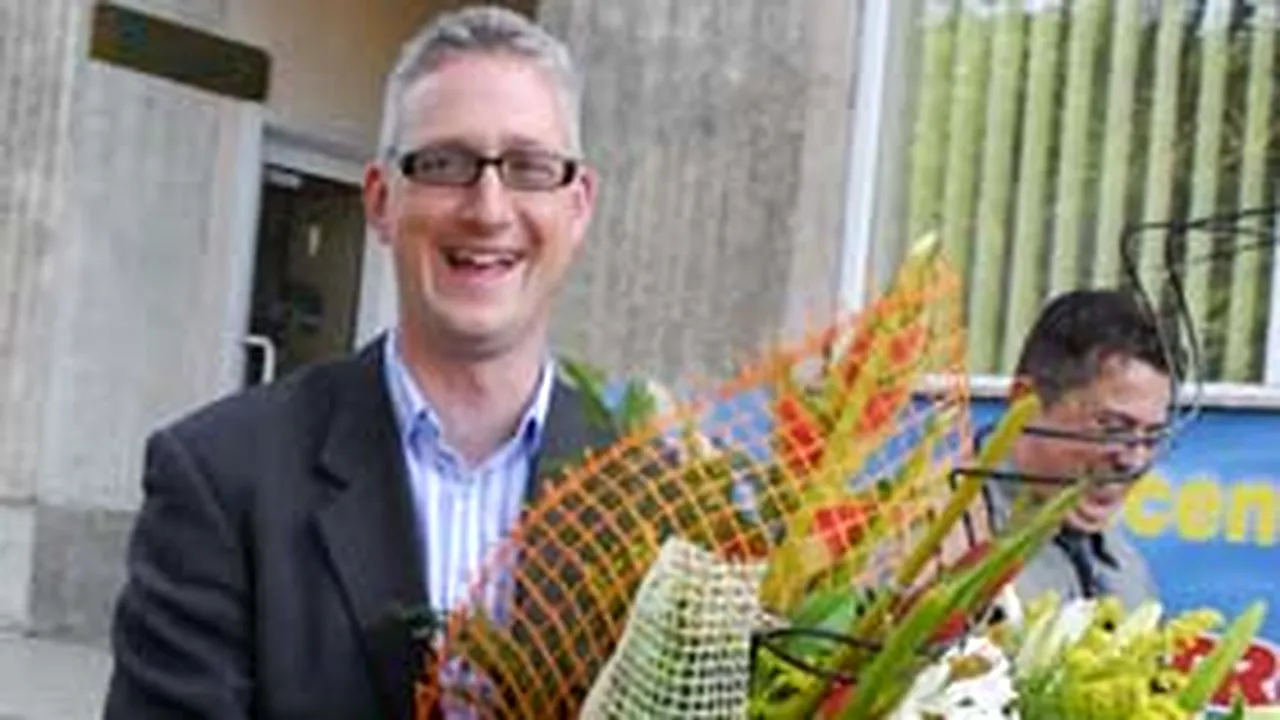 Lembit Opik, ironizat de presă după ce s-a dat în spectacol cu Cheeky Girls