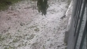 VIDEO Vijeliile şi grindina au făcut ravagii în Brăila/ Grindina a acoperit solul cu un strat alb