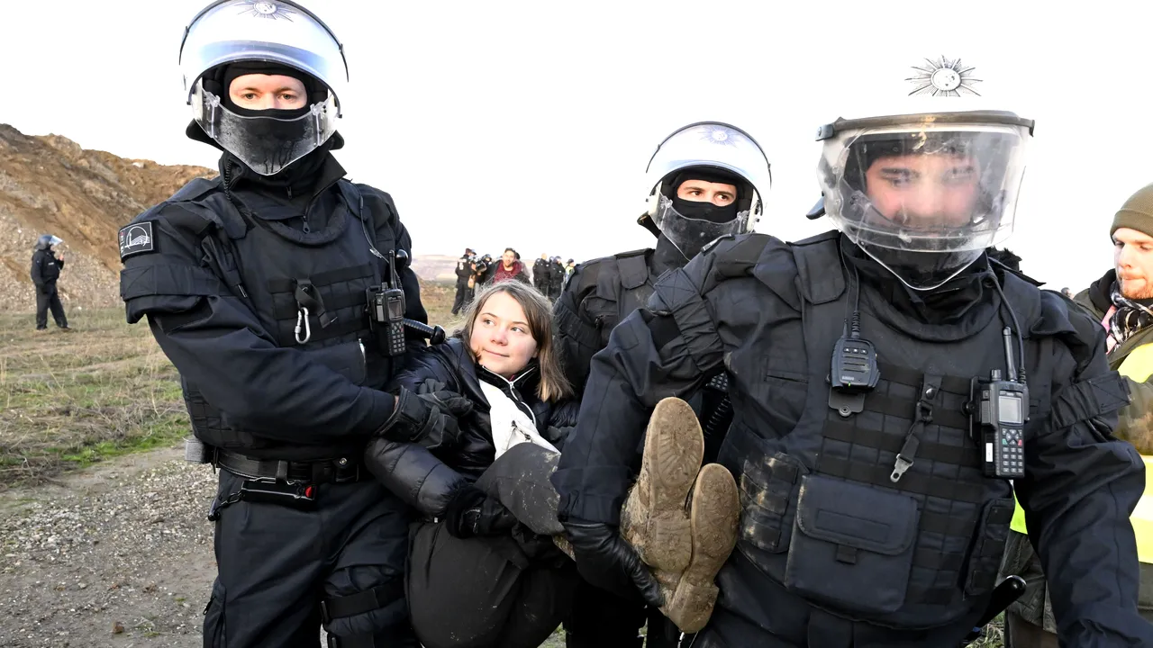 Greta Thunberg: Poliţia germană neagă că reţinerea la protest a fost înscenată