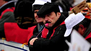 Aproximativ 200 de funcţionari publici protestează la Guvern