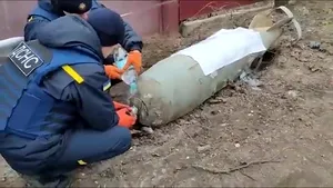 Doi soldaţi ucraineni dezamorsează o bombă cu o sticlă de apă şi cu mâinile goale