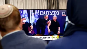 VIDEO Premierul Benjamin Netanyahu, printre primele persoane vaccinate împotriva COVID-19 în Israel. Momentul a fost transmis live