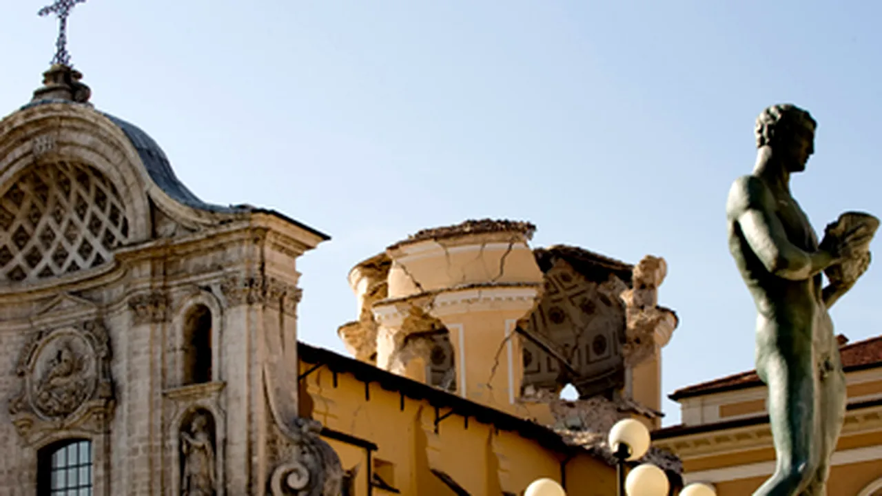 Aproape toate monumentele medievale din L'Aquila, distruse de cutremur (Video)
