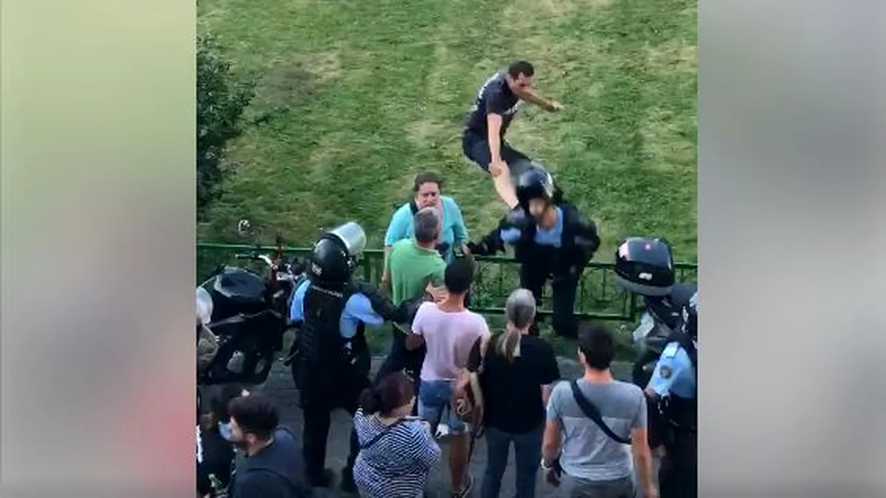 Momentul ŞOCANT în care un jandam este lovit în cap cu piciorul de un protestatar, la mitingul din Piaţa Victoriei | VIDEO
