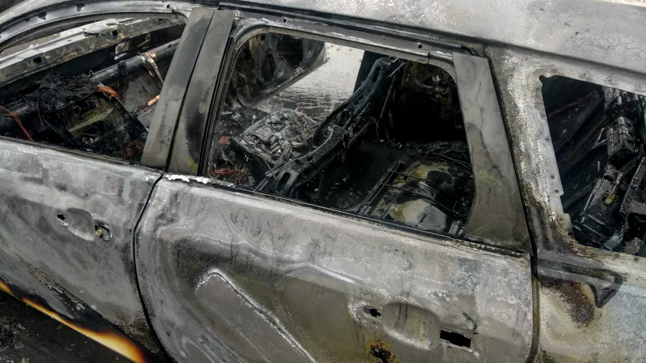 Un bărbat a incendiat maşina în care se afla, pe o stradă din Deva