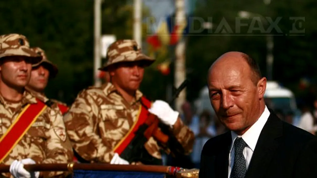Preşedintele i-a înaintat în grad pe şefii SPP, STS şi oficiali MApN