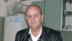 Chirurgul Constantin Ploscaru, care a atacat un alt medic cu un bisturiu în sala de operaţie, a fost plasat în arest la domiciliu