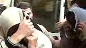 Şapte persoane bănuite de furtul unor seifuri, reţinute de poliţişti