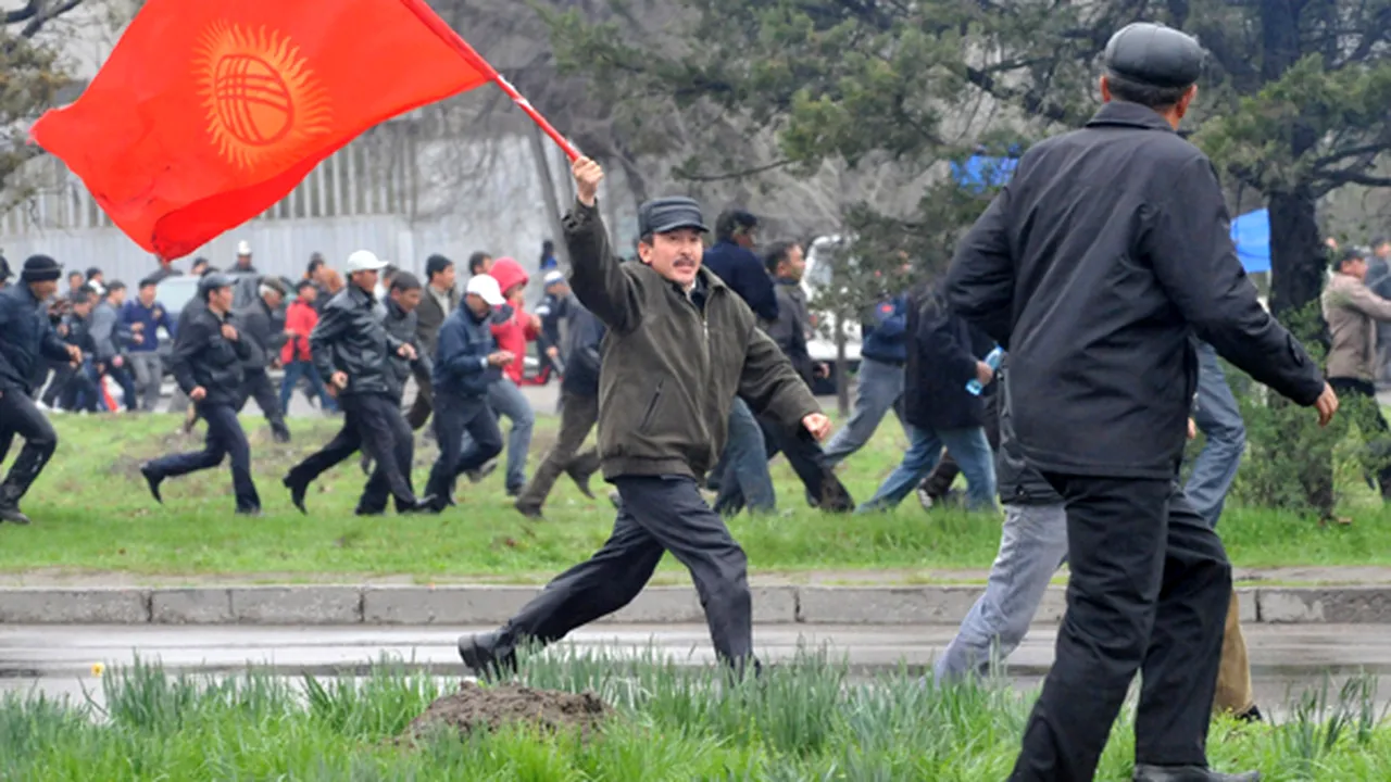 Focuri de armă, în timpul unor manifestaţii din sudul Kîrgîzstanului