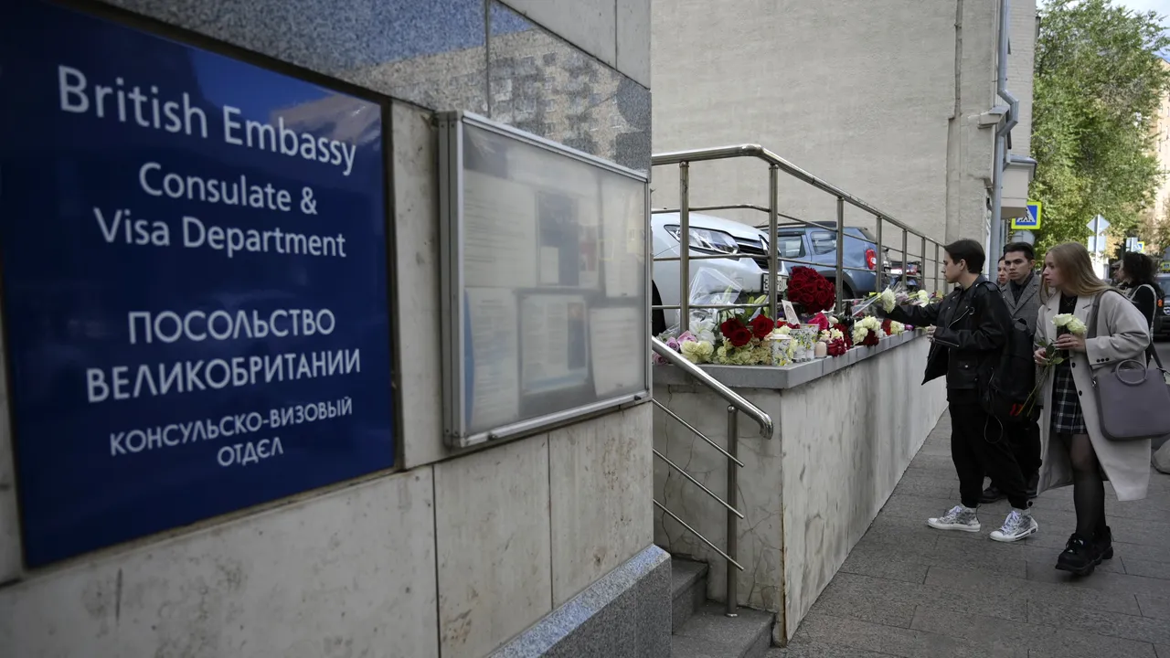 În ciuda relaţiilor tensionate dintre Londra şi Moscova, ruşii aduc un omagiu reginei Elisabeta