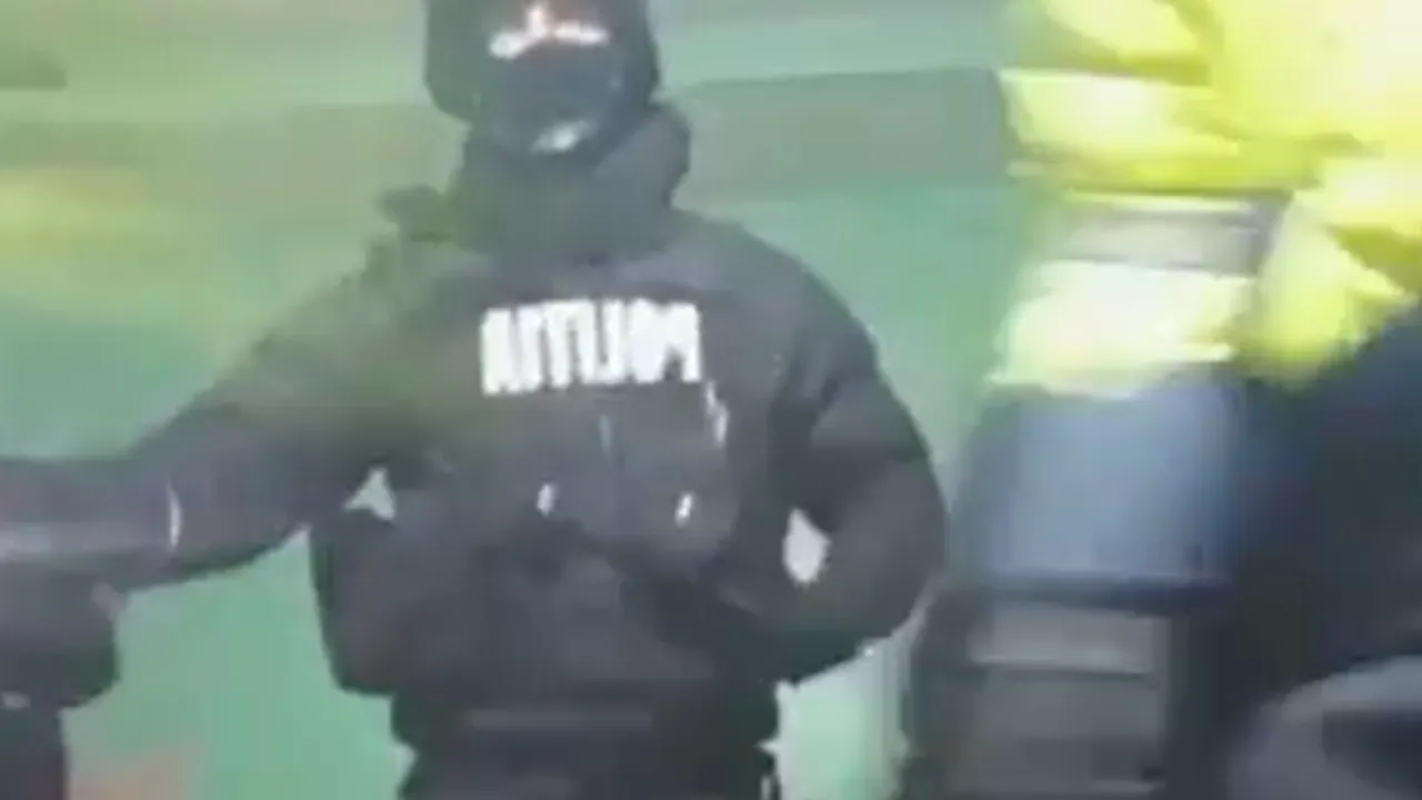 VIDEO Hoţ urmărit internaţional, prins de poliţişti după ce s-a filmat pe Facebook, la o petrecere. „Cum definim ce faci cu mâna ta?”