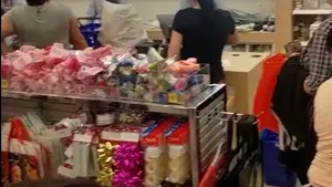 VIDEO | Românii au ieşit la cumpărături în prima zi fără restricţii. Oamenii s-au îmbulzit într-un magazin din Sibiu