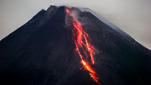 Cel puțin trei oameni au murit în urma erupției unui vulcan din Indonezia