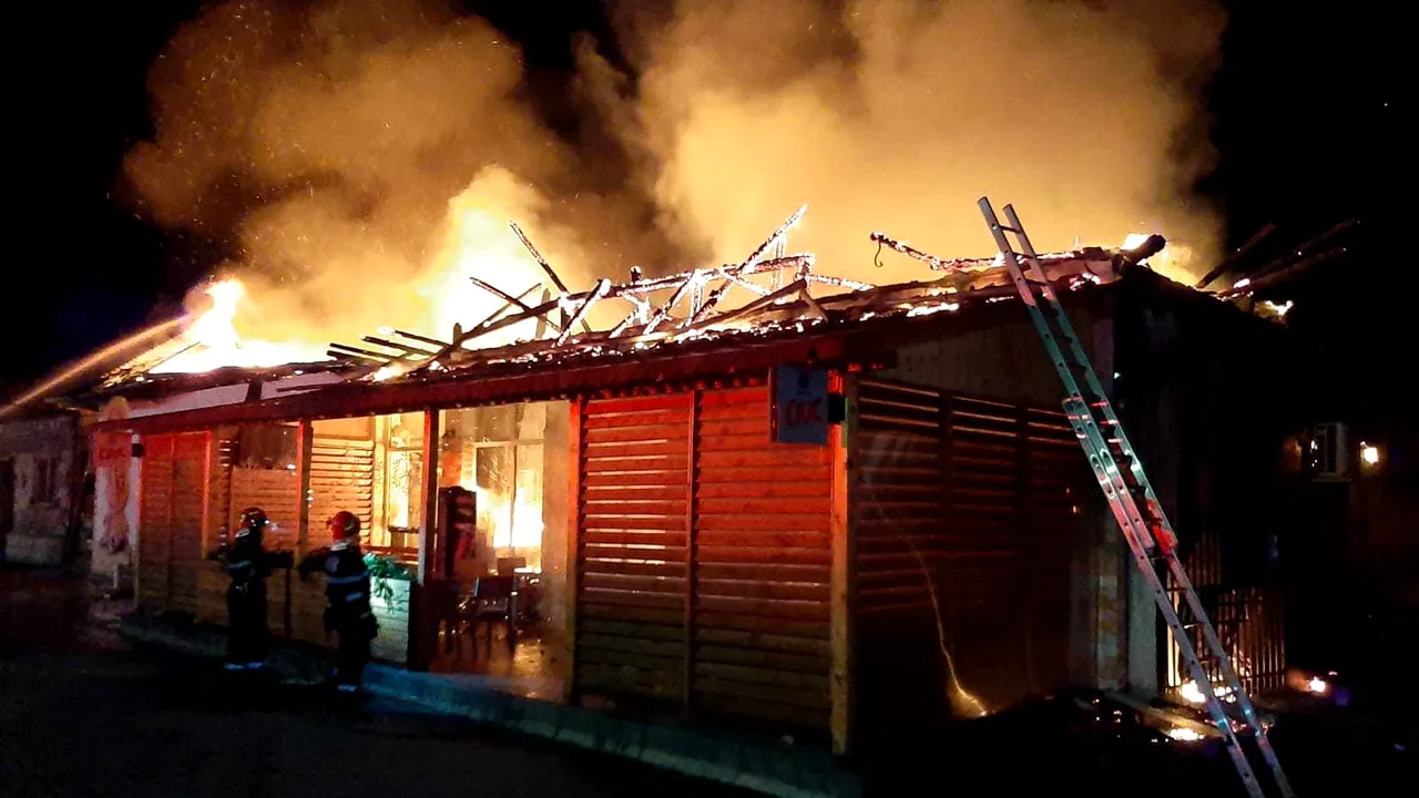 Un magazin şi un bar din Timiş au fost distruse de un incendiu provocat de un scurt circuit electric | FOTO
