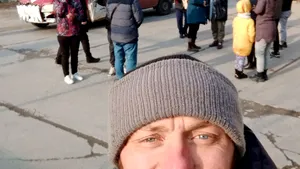 Curaj incredibil. Un ucrainean a evacuat 200 de persoane din Mariupol cu o dubă avariată VIDEO
