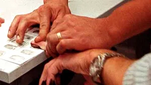 De la anul, românii vor fi obligaţi să îşi pună amprenta pe paşaportul biometric