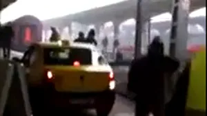 Un taximetrist a intrat cu maşina pe peronul Gării de Nord din Bucureşti - VIDEO
