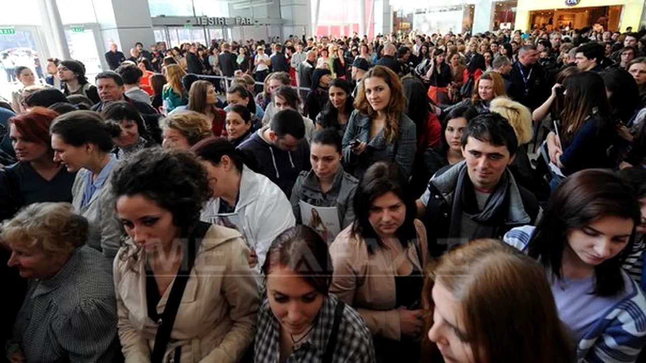 Câteva sute de persoane au aşteptat mai multe ore deschiderea primului magazin H&M în România - FOTO