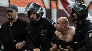 Steaua - Rapid 1-3 | Scene violente pe Naţional Arena: Suporterii au aruncat cu scaune în teren/ Jandarmii au folosit gaze lacrimogene | FOTO