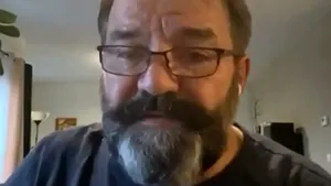 „Ochii pe mine!”. Chirurgul Ciprian Isacu, despre „elefanţii” şi „tătucii” din sistemul medical românesc: „Noi suntem pe modelul ăla sovietic, să avem un tătuc care să-ţi spună ce să faci!”