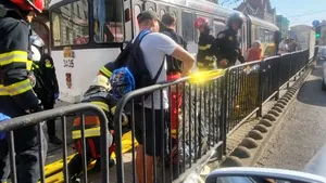 Un tramvai din Timişoara a lovit o femeie. Victima a rămasă prinsă sub vehicul