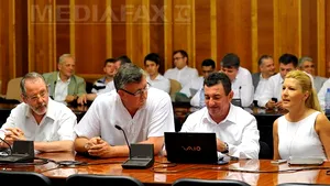 Majoritatea membrilor Colegiului Director PDL, îmbrăcaţi în alb. Care sunt parlamentarii ce au cămăşi cu alte culori - FOTO