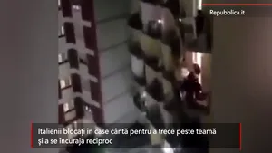 Cum trec italienii blocaţi în casă peste momentele de teamă şi panică. Cântă de la balcoane pentru a se încuraja. VIDEO