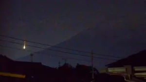 O minge de foc a iluminat cerul Japoniei, cu Muntele Fuji în fundal