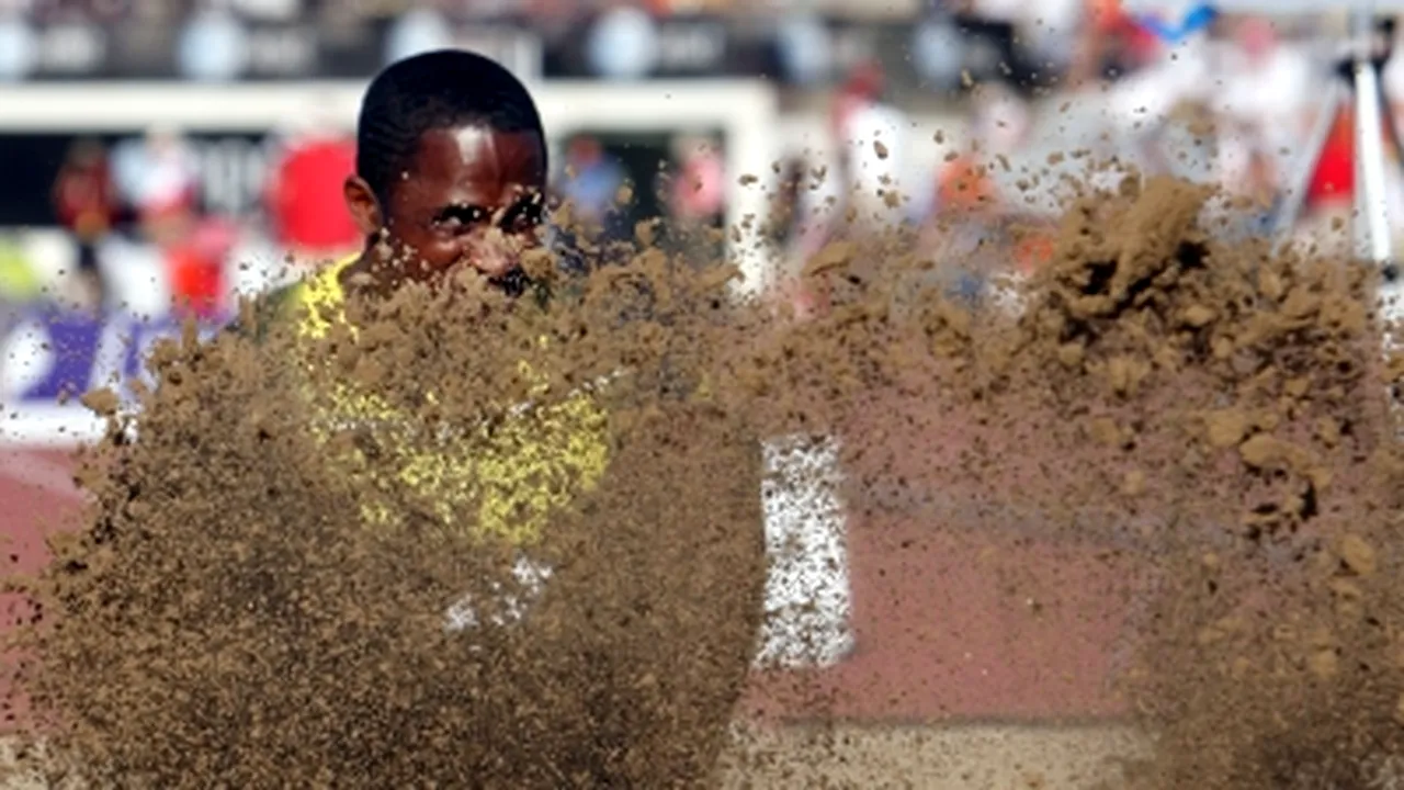 Dwight Philips, campion mondial la săritura în lungime - VIDEO