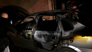 O maşină a fost incendiată pe o stradă din Timişoara. Cine ar fi proprietarul autoturismului | FOTO