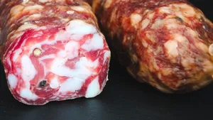 Alertă pentru consumatori. Un mezel vândut într-o mare rețea de magazine este retras din cauza Listeria