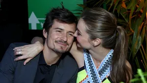 Orlando Bloom, despărţit recent de Miranda Kerr, a fost surprins la braţul unei alte femei - FOTO