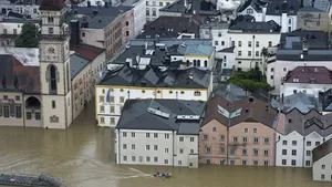 INUNDAŢIILE DIN EUROPA: Porsche a suspendat producţia modelului Cayenne