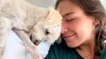 O româncă de 25 de ani din Barcelona nu găsește un apartament de închiriat din cauza cățelușei. Alina Iordache: „Mai bine stau pe stradă decât să o abandonez”