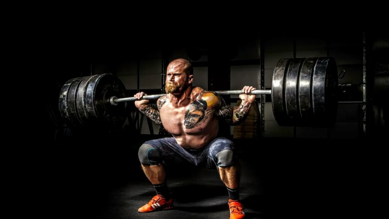 Testosteronul ca afacere: Cum profită influencerii de nesiguranța bărbaților?