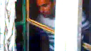 Bărbat căutat de poliţişti după ce a agresat sexual patru copii în liftul unui bloc din Capitală