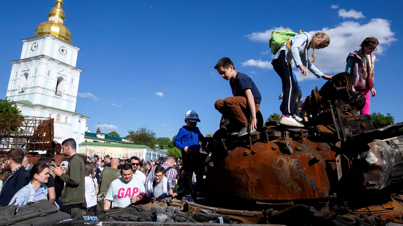 Războiul din Ucraina, ziua 171. Atac asupra oraşului Krematorsk / Tranzitul de petrol rusesc prin Ucraina revine la normal / Rusia intră în recesiune, dar ameninţă SUA că declararea sa ca 