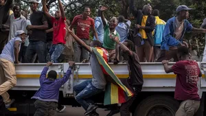 Omul care a determinat armata să intervină şi să preia controlul statului este noul preşedinte interimar al Zimbabwe / În anii '80 a fost şeful spionilor în această ţară