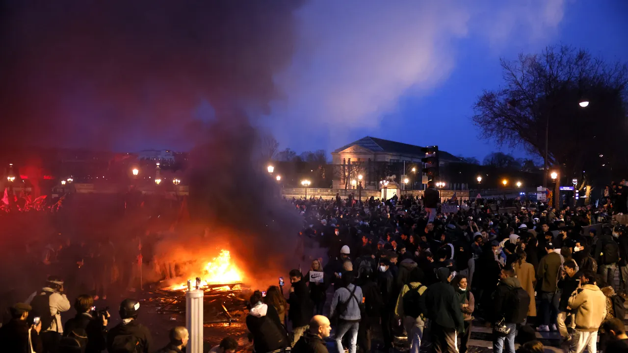 Proteste spontane în Franţa din cauza reformei pensiilor / Opoziţia pregăteşte moţiune de cenzură