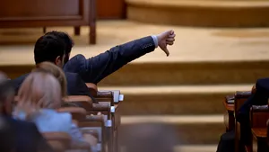 The Senate rejects the emergency decree on early elections