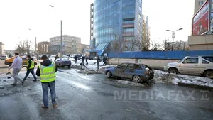 Un bărbat şi-a dat foc maşinii în Capitală, în faţa CSM, în semn de protest. Şoferul, dus la Poliţie - GALERIE FOTO