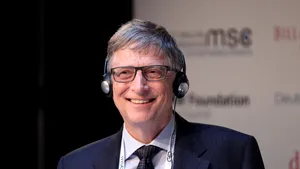 Bill Gates urcă pe primul loc în topul bogaţilor întocmit de Bloomberg