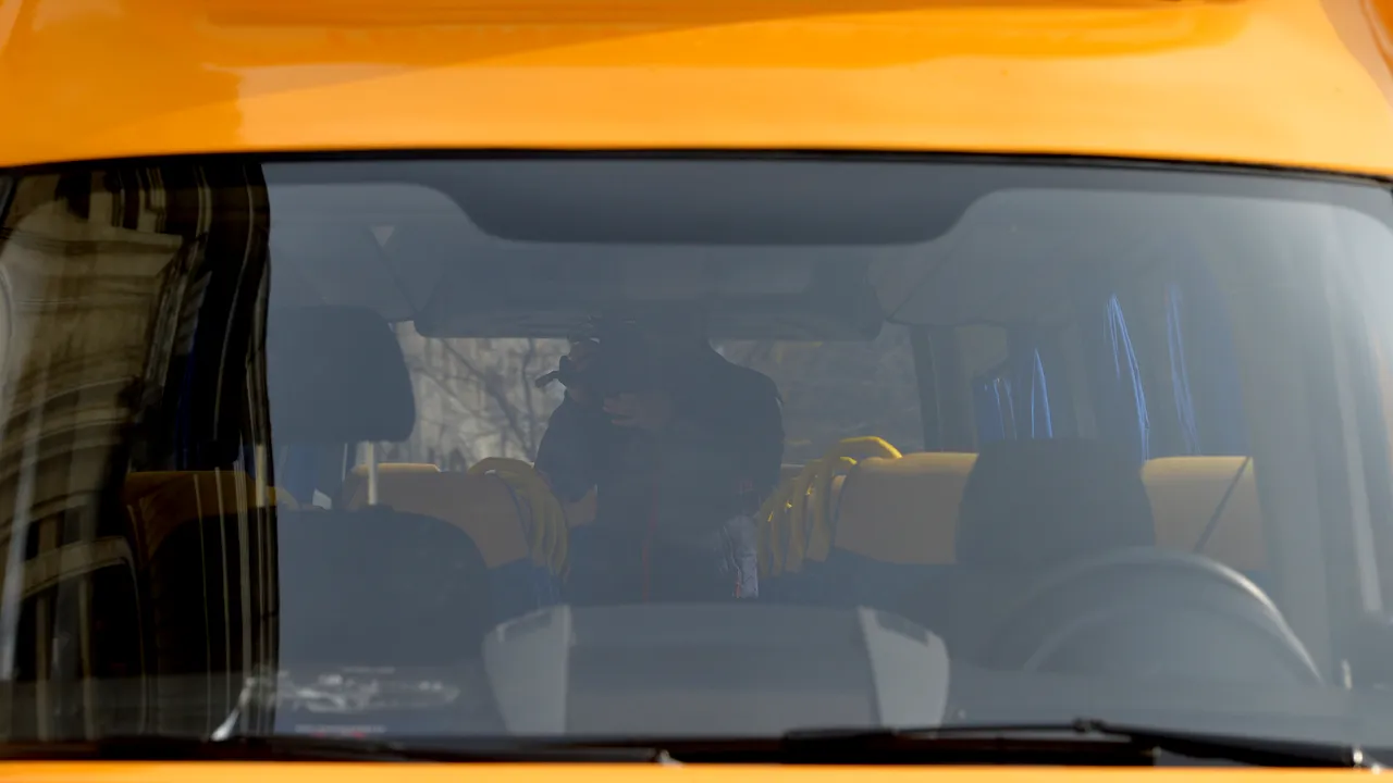 Elevă filmată în timp ce era lovită de un coleg, cu pumnii şi picioarele, în microbuzul şcolar. Poliţiştii din Buzău au deschis anchetă
