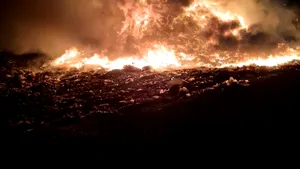 Incendiu la groapa de gunoi din Oradea. Peste 20 de pompieri au intervenit