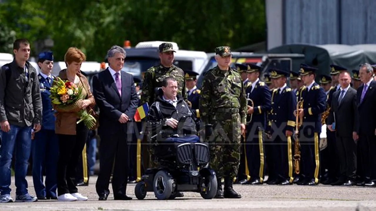 Militarul român Florinel Enache, rănit grav în 2012 în Afganistan, a ajuns în ţară - FOTO