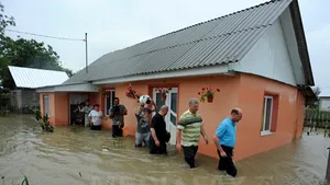 Pompierii ISU Bacău scot apa cu motopompele din locuinţele inundate din Săuceşti, apele se retrag