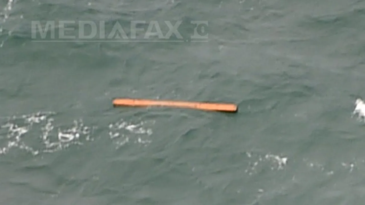 Fragmente ale avionului AirAsia dispărut duminică, depistate în Marea Java. 3 cadavre au fost recuperate - VIDEO, FOTO