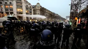 Naţionaliştii francezi de extremă-dreaptă protestează la Paris şi Lyon după realegerea lui Macron