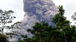 Erupţie spectaculoasă a vulcanului Lokon din Indonezia, care nu a afectat însă zborurile